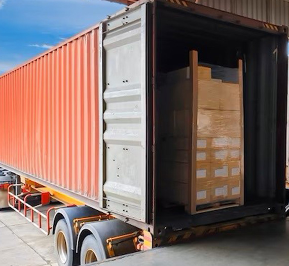 Container trailer with pallets